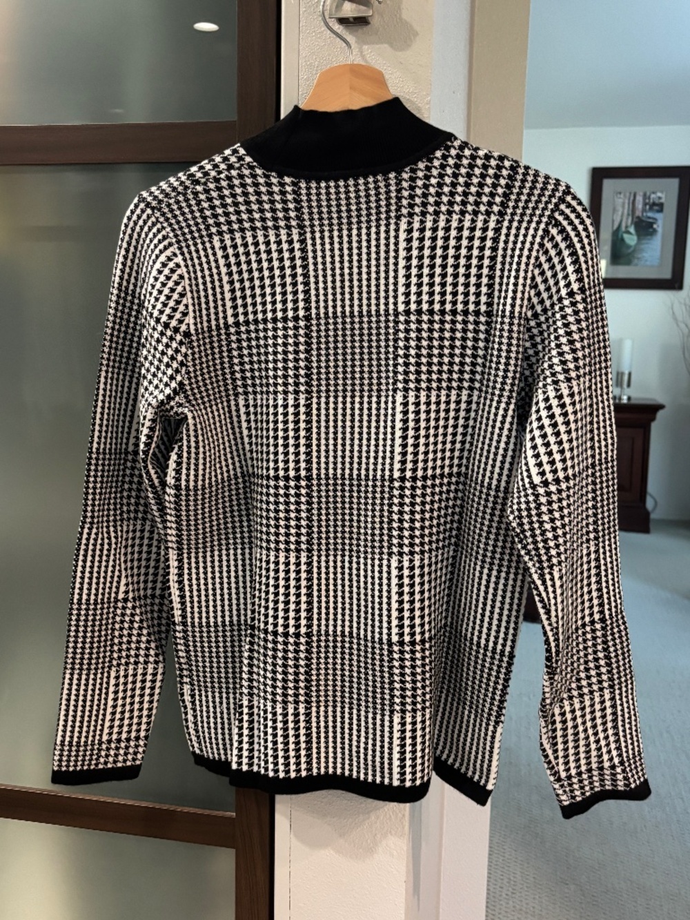 T Tahari Mock Turtleneck - Black & White Houndstooth Size M - Picture 5 of 9